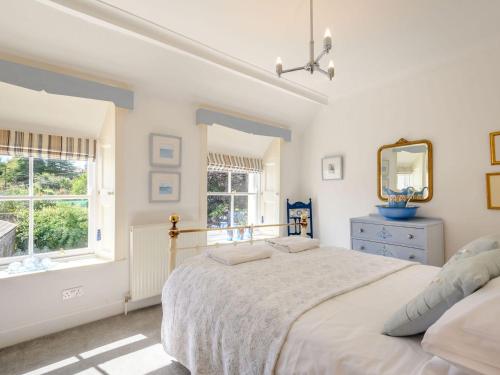 牛顿斯图尔特Priory Walk的白色卧室配有床和镜子