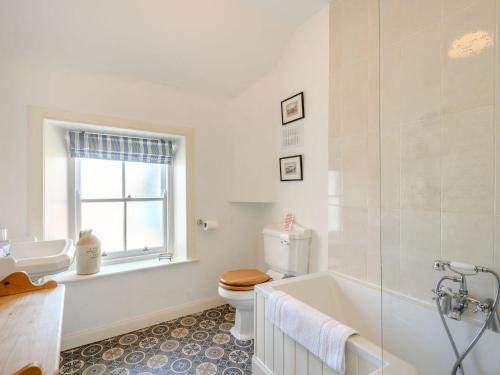 牛顿斯图尔特Priory Walk的浴室配有卫生间、浴缸和水槽。