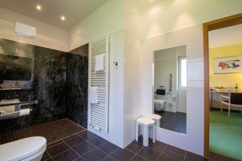 柏林格鲁内瓦尔德景观酒店的一间带卫生间和水槽的浴室