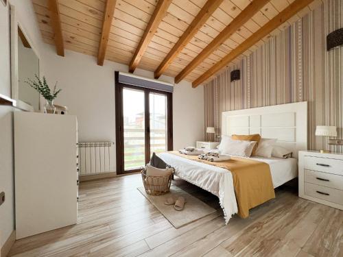 哈赖斯德拉韦拉CASA VISTA SIERRA的一间卧室设有一张大床和一个大窗户