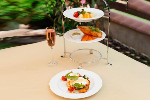 别列戈沃Chizay. Мала Гора的一张桌子,上面放着两盘食物和一杯香槟