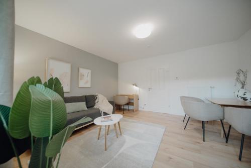 科布伦茨FR02 - Design Apartment Koblenz City - 1 Bedroom的客厅配有沙发和桌子