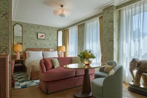 伦敦Broadwick Soho的酒店客房设有一张沙发和一张床