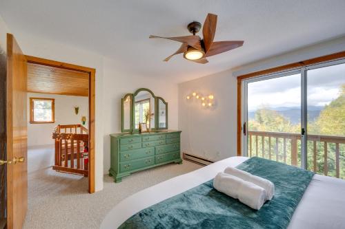 杰克逊Mountain-View Jackson Hideaway with Deck!的一间卧室配有一张床和吊扇