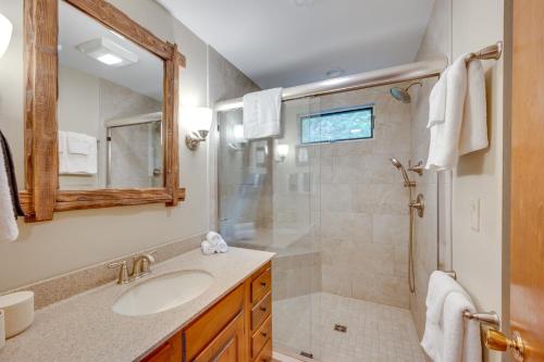 杰克逊Mountain-View Jackson Hideaway with Deck!的带淋浴、盥洗盆和镜子的浴室