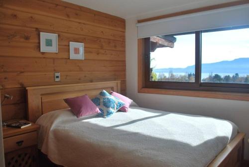 普孔Preciosa casa, vistas y piscina privada的一间卧室设有一张大床和窗户