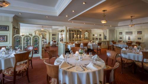 沃特福德格兰维尔酒店的一间设有白色桌椅的用餐室