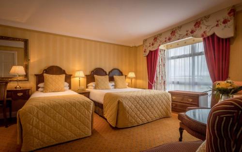 沃特福德格兰维尔酒店的酒店客房设有两张床和窗户。