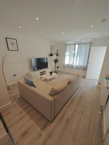 南安普敦Stunning 4 bed House Ideal for Contractors的带沙发和电视的客厅