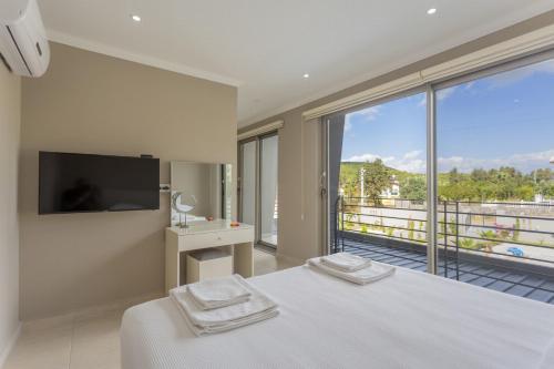 厄吕代尼兹Villa Moderno B的一间卧室设有一张床和一个大窗户