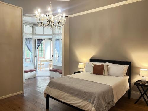 科克斯塔德Lindela House的一间卧室配有一张床和一个吊灯