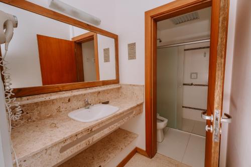 伊塔波阿Partner Itapoa by Marina的一间带水槽、镜子和卫生间的浴室