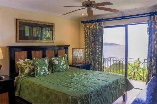 普拉亚弗拉明戈Oceanica 804的一间带绿色床的卧室和一个阳台