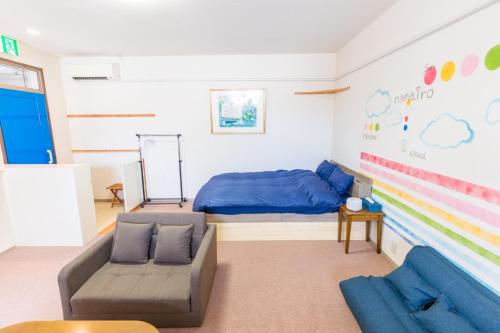 山形市GUEST HOUSE BLUE DOORS - Vacation STAY 73130v的客厅配有床和沙发