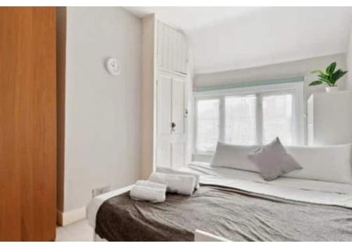 米查姆Chic 4BR Home in Mitcham Ideal for Families的一间卧室配有一张床,上面有两条毛巾