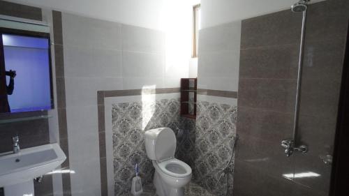 Dhok Sandemār2 BED FURNISHED APARTMENT的浴室配有卫生间、盥洗盆和淋浴。