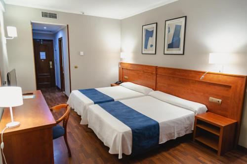 德尼亚Port Denia的一间卧室配有一张床、一张桌子和一张书桌