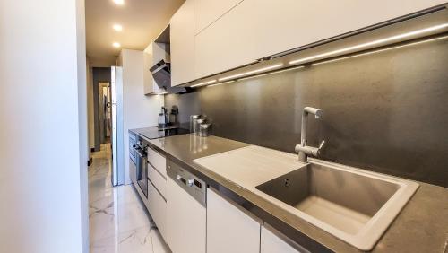 博德鲁姆Yalikavak Superior Duplex Villa的厨房配有水槽和台面