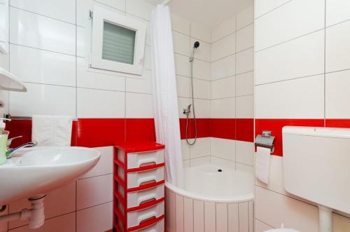 Gornje SeloHouse Ancica的浴室配有盥洗盆、卫生间和浴缸。