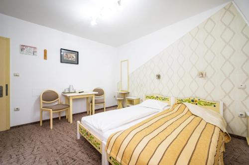 圣格奥尔基苏加斯酒店的卧室配有一张床和一张桌子及椅子