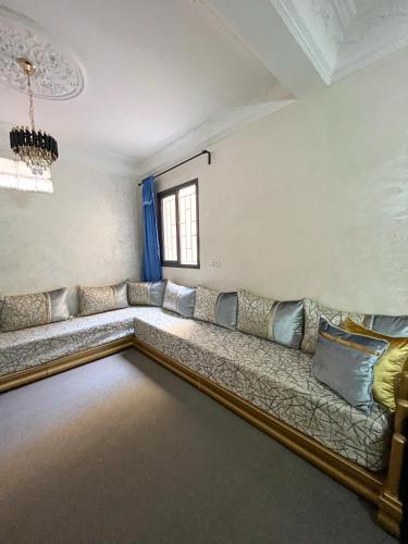 卡萨布兰卡L'Appartement Harmonia Cozy的客厅设有一张沙发,配有窗户