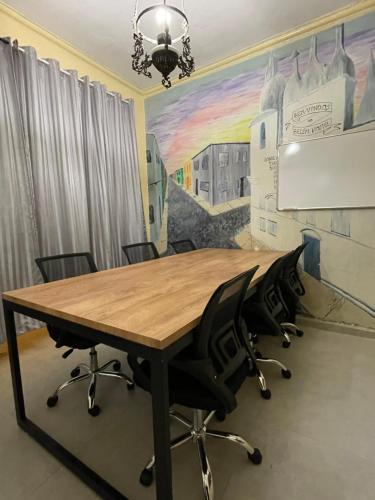 贝伦Belem Hostel的一间会议室,配有木桌和椅子