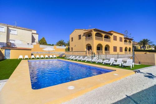 卡尔佩Villa Ambar - PlusHolidays的别墅前设有游泳池