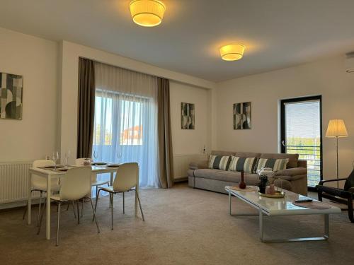 布拉索夫Luxury Glam Apartments & Studios near Coresi Mall的客厅配有沙发和桌子