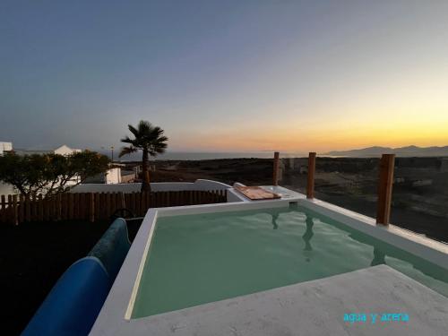 蒂亚斯CASA TIE' Lanzarote vista mar - piscina relax - adults only的一座享有日落美景的游泳池