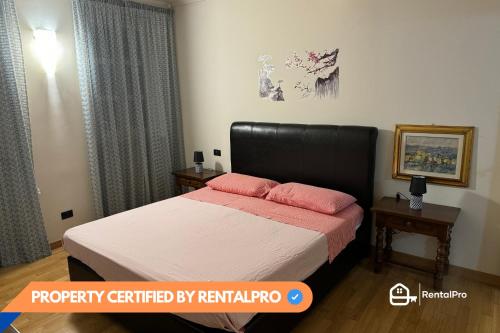 卡萨莱蒙费拉托CENTRO STORICO Eleganza e Lusso nel Monferrato的一间卧室配有带粉红色枕头的床。