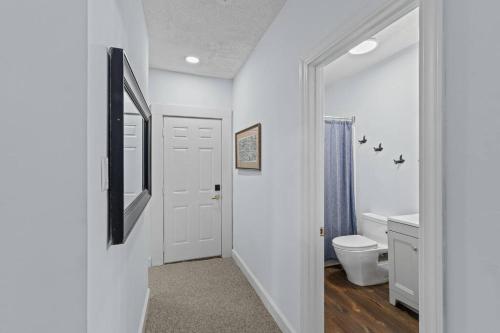 新伯尔尼Spaight House Suite的白色的浴室设有卫生间和镜子