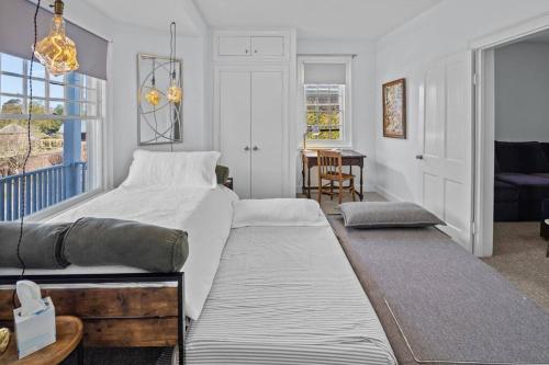 新伯尔尼Spaight House Suite的一间卧室配有一张大床和一张桌子