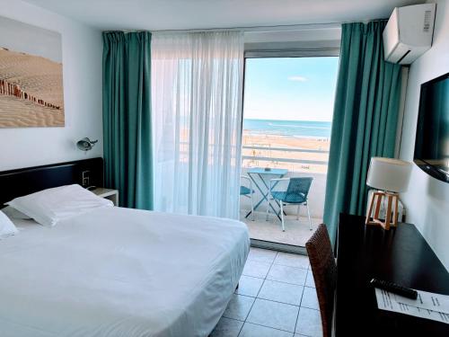 帕拉瓦莱弗洛巴西利亚酒店的酒店客房设有一张床,享有海景。