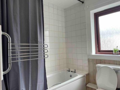 PrestonpansCoastal Apartment 2 Bedrooms, Sleeps upto 6, Free Parking的带浴缸和淋浴帘的浴室
