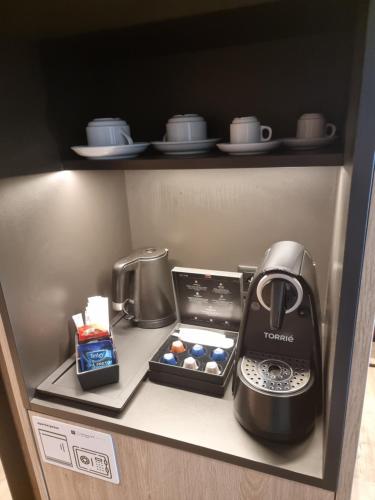 里斯本Hotel Principe Avila的咖啡壶和冰箱内的其他物品