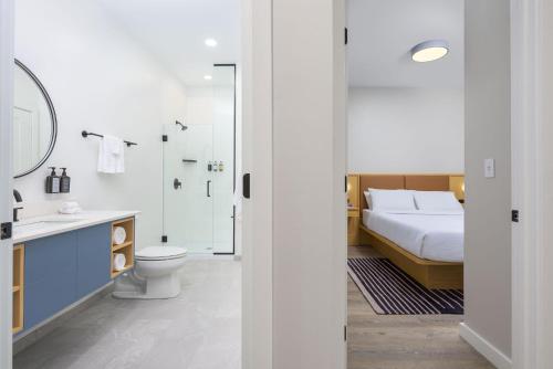 纳什维尔Motif on Music Row的浴室设有床、卫生间和水槽。