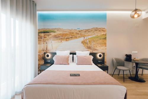 瓦伦西亚Palau Apartments Valencia的一间卧室配有一张大床,上面画着海滩