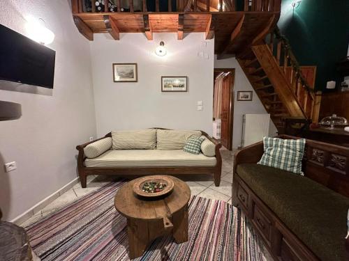 阿拉霍瓦Diminio 2 Whole House - Chalet的客厅配有沙发和桌子