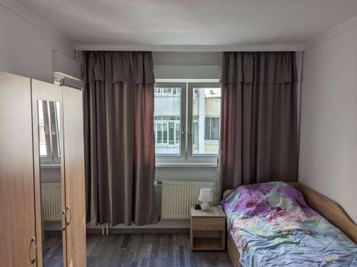 布尔加斯Lazur Apartment的一间卧室设有一张床和一个窗口