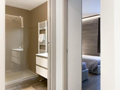 蓬泰迪莱尼奥Angel's Home 2的一间卧室配有床、水槽和镜子