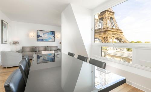 巴黎查尔斯弗罗奎兹公寓的一间享有艾菲尔铁塔景色的客厅