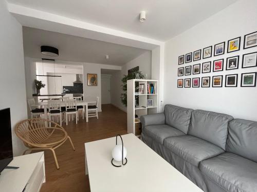 科尔多瓦Apartamento Colina B 19.的客厅配有沙发和桌子