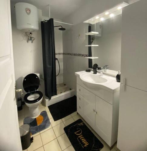 卡宴Quiet Place的浴室设有黑色的卫生间和水槽。