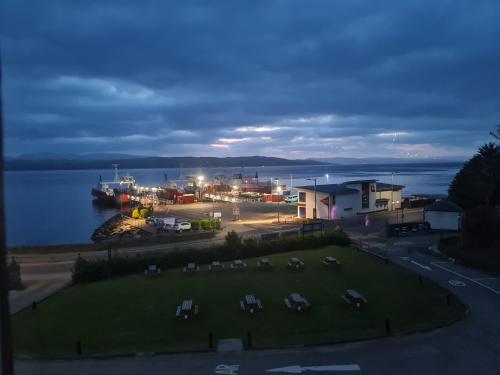 KirnRoyal Marine Hotel Dunoon的享有港口的夜间景色