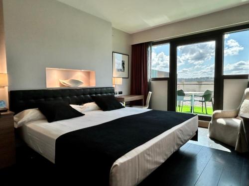 奥维罗巴拉加里斯URH温泉禅酒店的一间卧室设有一张大床和一个大窗户