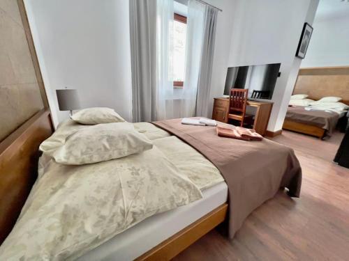 BabimostWilla Brancon的一间卧室配有一张大床和一张书桌