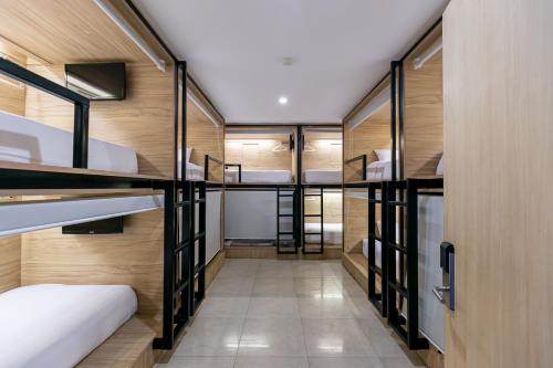 芭堤雅市中心芭堤雅卧房旅社的带几张双层床和走廊的客房