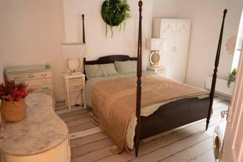锡厄姆Sara’s Apartment的一间卧室配有床、两个床头柜和梳妆台