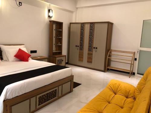 高尔Luvi’s Villa的一间卧室配有一张床、一张沙发和一把椅子
