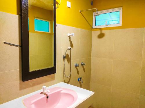 蒂瑟默哈拉默Yala Bay Holiday Resort的一间带粉色水槽和淋浴的浴室